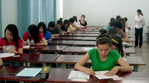 Sinh viên Trường ĐH Hoa Sen tham gia kỳ thi TOEIC do trường phối hợp cùng IIG tổ chức - Ảnh: M.GIẢNG