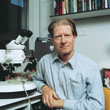 Giáo sư John Gurdon chia sẻ giải Nobel Y học 2012 cùng giáo sư Shinya Yamanaka của Đại học Kyoto, Nhật Bản. Ảnh: rupress.org Giáo sư John Gurdon chia sẻ giải Nobel Y học 2012 cùng giáo sư Shinya Yamanaka của Đại học Kyoto, Nhật Bản. Ảnh: rupress.org
