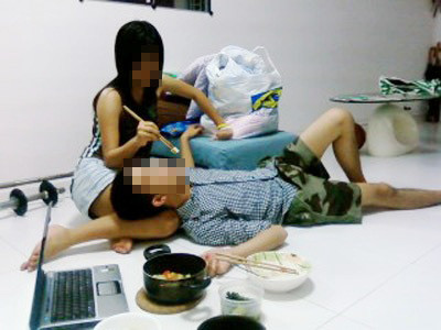 Hiện tượng sinh viên sống chung với nhau ở khu nhà trọ không còn hiếm hiện nay. Hiện tượng sinh viên sống chung với nhau ở khu nhà trọ không còn hiếm hiện nay.