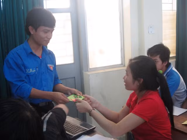 Kế hoạch làm thiệp được triển khai trong một tuần, nhận được sự tham gia nhiệt tình, sôi nổi của nam sinh. Bạn Đỗ Ngọc Khiêm (SV năm 3, Đội trưởng Đội TN Viện Điện) cho biết: “Mình chưa bao giờ tự làm những quà tặng đòi hỏi sự khéo léo, cẩn thận như thế này. Dù khó nhưng bạn nào cũng cố gắng hì hục làm đi làm lại, có một tuần nhưng bọn mình đã có nhiều niềm vui, kỷ niệm khó quên”. >>Phát hoảng: Vợ Mai An Tiêm dùng nhan sắc bẫy cá về thịt >>Truyện "Cây tre trăm đốt": Con gái Phú ông "mua chồng" ngoài chợ >>Những nữ sinh diện áo dài đẹp hơn vẻ xuân thì của Mai Phương Thúy (P25) Kế hoạch làm thiệp được triển khai trong một tuần, nhận được sự tham gia nhiệt tình, sôi nổi của nam sinh. Bạn Đỗ Ngọc Khiêm (SV năm 3, Đội trưởng Đội TN Viện Điện) cho biết: “Mình chưa bao giờ tự làm những quà tặng đòi hỏi sự khéo léo, cẩn thận như thế này. Dù khó nhưng bạn nào cũng cố gắng hì hục làm đi làm lại, có một tuần nhưng bọn mình đã có nhiều niềm vui, kỷ niệm khó quên”. >>Phát hoảng: Vợ Mai An Tiêm dùng nhan sắc bẫy cá về thịt >>Truyện "Cây tre trăm đốt": Con gái Phú ông "mua chồng" ngoài chợ >>Những nữ sinh diện áo dài đẹp hơn vẻ xuân thì của Mai Phương Thúy (P25)