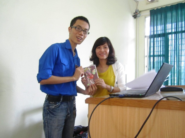 Gần 100 bạn nam đến từ Liên chi Hội SV, Đội Tình nguyện và Đoàn Thanh niên Viện Điện, ĐH Bách Khoa đã tổ chức tặng hoa, thiệp hand - made cho gần 100 cô giáo và các bạn nữ sinh trong Viện. Được biết đây là “truyền thống” của Viện để mang lại bất ngờ, niềm vui cho phái nữ. >>Phát hoảng: Vợ Mai An Tiêm dùng nhan sắc bẫy cá về thịt >>Truyện "Cây tre trăm đốt": Con gái Phú ông "mua chồng" ngoài chợ >>Những nữ sinh diện áo dài đẹp hơn vẻ xuân thì của Mai Phương Thúy (P25) Gần 100 bạn nam đến từ Liên chi Hội SV, Đội Tình nguyện và Đoàn Thanh niên Viện Điện, ĐH Bách Khoa đã tổ chức tặng hoa, thiệp hand - made cho gần 100 cô giáo và các bạn nữ sinh trong Viện. Được biết đây là “truyền thống” của Viện để mang lại bất ngờ, niềm vui cho phái nữ. >>Phát hoảng: Vợ Mai An Tiêm dùng nhan sắc bẫy cá về thịt >>Truyện "Cây tre trăm đốt": Con gái Phú ông "mua chồng" ngoài chợ >>Những nữ sinh diện áo dài đẹp hơn vẻ xuân thì của Mai Phương Thúy (P25)