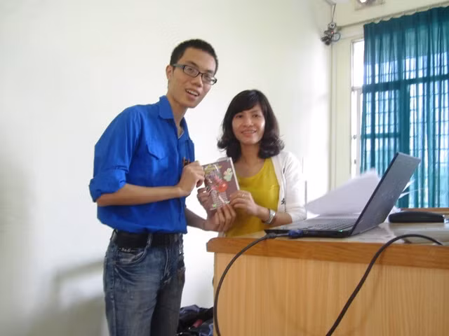 Gần 100 bạn nam đến từ Liên chi Hội SV, Đội Tình nguyện và Đoàn Thanh niên Viện Điện, ĐH Bách Khoa đã tổ chức tặng hoa, thiệp hand - made cho gần 100 cô giáo và các bạn nữ sinh trong Viện. Được biết đây là “truyền thống” của Viện để mang lại bất ngờ, niềm vui cho phái nữ. >>Phát hoảng: Vợ Mai An Tiêm dùng nhan sắc bẫy cá về thịt >>Truyện "Cây tre trăm đốt": Con gái Phú ông "mua chồng" ngoài chợ >>Những nữ sinh diện áo dài đẹp hơn vẻ xuân thì của Mai Phương Thúy (P25) Gần 100 bạn nam đến từ Liên chi Hội SV, Đội Tình nguyện và Đoàn Thanh niên Viện Điện, ĐH Bách Khoa đã tổ chức tặng hoa, thiệp hand - made cho gần 100 cô giáo và các bạn nữ sinh trong Viện. Được biết đây là “truyền thống” của Viện để mang lại bất ngờ, niềm vui cho phái nữ. >>Phát hoảng: Vợ Mai An Tiêm dùng nhan sắc bẫy cá về thịt >>Truyện "Cây tre trăm đốt": Con gái Phú ông "mua chồng" ngoài chợ >>Những nữ sinh diện áo dài đẹp hơn vẻ xuân thì của Mai Phương Thúy (P25)