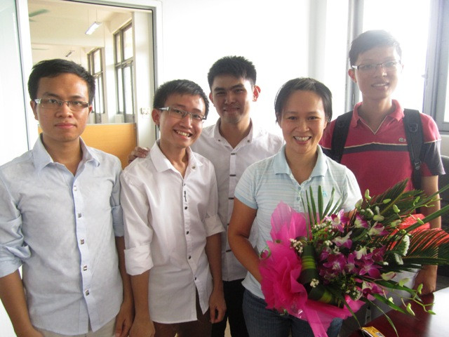 Cô Thảo - Giảng viên Viện Điện vui mừng chia sẻ, rất bất ngờ vì năm nay các em nam tự làm để tặng đồ hand made. Dù món quà nhỏ nhưng cũng giúp sinh viên gần nhau hơn, tạo cơ hội giao lưu, gắn kết trong Viện. >>Phát hoảng: Vợ Mai An Tiêm dùng nhan sắc bẫy cá về thịt >>Truyện "Cây tre trăm đốt": Con gái Phú ông "mua chồng" ngoài chợ >>Những nữ sinh diện áo dài đẹp hơn vẻ xuân thì của Mai Phương Thúy (P25) Cô Thảo - Giảng viên Viện Điện vui mừng chia sẻ, rất bất ngờ vì năm nay các em nam tự làm để tặng đồ hand made. Dù món quà nhỏ nhưng cũng giúp sinh viên gần nhau hơn, tạo cơ hội giao lưu, gắn kết trong Viện. >>Phát hoảng: Vợ Mai An Tiêm dùng nhan sắc bẫy cá về thịt >>Truyện "Cây tre trăm đốt": Con gái Phú ông "mua chồng" ngoài chợ >>Những nữ sinh diện áo dài đẹp hơn vẻ xuân thì của Mai Phương Thúy (P25)