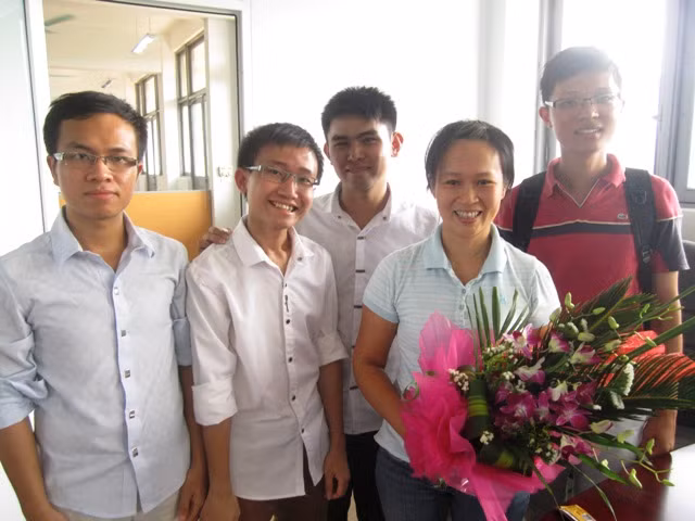 Cô Thảo - Giảng viên Viện Điện vui mừng chia sẻ, rất bất ngờ vì năm nay các em nam tự làm để tặng đồ hand made. Dù món quà nhỏ nhưng cũng giúp sinh viên gần nhau hơn, tạo cơ hội giao lưu, gắn kết trong Viện. >>Phát hoảng: Vợ Mai An Tiêm dùng nhan sắc bẫy cá về thịt >>Truyện "Cây tre trăm đốt": Con gái Phú ông "mua chồng" ngoài chợ >>Những nữ sinh diện áo dài đẹp hơn vẻ xuân thì của Mai Phương Thúy (P25) Cô Thảo - Giảng viên Viện Điện vui mừng chia sẻ, rất bất ngờ vì năm nay các em nam tự làm để tặng đồ hand made. Dù món quà nhỏ nhưng cũng giúp sinh viên gần nhau hơn, tạo cơ hội giao lưu, gắn kết trong Viện. >>Phát hoảng: Vợ Mai An Tiêm dùng nhan sắc bẫy cá về thịt >>Truyện "Cây tre trăm đốt": Con gái Phú ông "mua chồng" ngoài chợ >>Những nữ sinh diện áo dài đẹp hơn vẻ xuân thì của Mai Phương Thúy (P25)