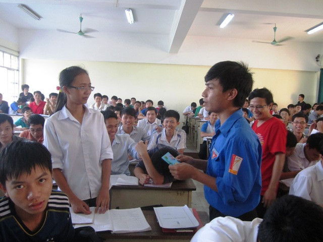 Với mong muốn góp phần nhỏ để tạo niềm vui cho cô giáo, các bạn nữ nhân ngày 20.10, các bạn nam lên tận phòng học, giảng đường để tặng thiệp trong hai ngày 18 – 19/10. Không chỉ tặng thiệp, các bạn trong Đội Tình nguyện còn tạo không khí bằng các tiết mục văn nghệ “cây nhà lá vườn”. >>Phát hoảng: Vợ Mai An Tiêm dùng nhan sắc bẫy cá về thịt >>Truyện "Cây tre trăm đốt": Con gái Phú ông "mua chồng" ngoài chợ >>Những nữ sinh diện áo dài đẹp hơn vẻ xuân thì của Mai Phương Thúy (P25) Với mong muốn góp phần nhỏ để tạo niềm vui cho cô giáo, các bạn nữ nhân ngày 20.10, các bạn nam lên tận phòng học, giảng đường để tặng thiệp trong hai ngày 18 – 19/10. Không chỉ tặng thiệp, các bạn trong Đội Tình nguyện còn tạo không khí bằng các tiết mục văn nghệ “cây nhà lá vườn”. >>Phát hoảng: Vợ Mai An Tiêm dùng nhan sắc bẫy cá về thịt >>Truyện "Cây tre trăm đốt": Con gái Phú ông "mua chồng" ngoài chợ >>Những nữ sinh diện áo dài đẹp hơn vẻ xuân thì của Mai Phương Thúy (P25)