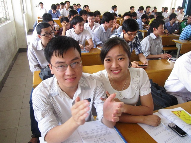 Niềm vui của bạn nữ khi được tặng thiệp hand made từ các bạn nam. >>Phát hoảng: Vợ Mai An Tiêm dùng nhan sắc bẫy cá về thịt >>Truyện "Cây tre trăm đốt": Con gái Phú ông "mua chồng" ngoài chợ >>Những nữ sinh diện áo dài đẹp hơn vẻ xuân thì của Mai Phương Thúy (P25) Niềm vui của bạn nữ khi được tặng thiệp hand made từ các bạn nam. >>Phát hoảng: Vợ Mai An Tiêm dùng nhan sắc bẫy cá về thịt >>Truyện "Cây tre trăm đốt": Con gái Phú ông "mua chồng" ngoài chợ >>Những nữ sinh diện áo dài đẹp hơn vẻ xuân thì của Mai Phương Thúy (P25)