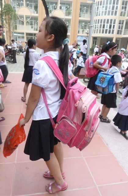 Chiếc cặp quá nặng như muốn rơi xuống. CHÙM ẢNH: HỌC SINH TIỂU HỌC XÀI ĐIỆN THOẠI ĐẮT TIỀN TEEN SÀI THÀNH GIAN NAN "VƯỢT SÔNG" ĐẾN TRƯỜNG CHÙM ẢNH: NỮ SINH SƯ PHẠM TỎA SÁNG KHOE DÁNG NGỌC