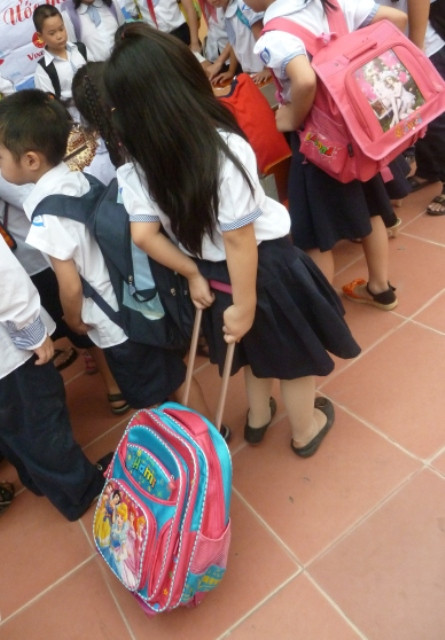 Để đỡ nặng, nhiều học sinh dùng tay kéo cặp theo người. CHÙM ẢNH: HỌC SINH TIỂU HỌC XÀI ĐIỆN THOẠI ĐẮT TIỀN TEEN SÀI THÀNH GIAN NAN "VƯỢT SÔNG" ĐẾN TRƯỜNG CHÙM ẢNH: NỮ SINH SƯ PHẠM TỎA SÁNG KHOE DÁNG NGỌC