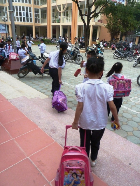 Những chiếc cặp kéo được sử dụng phổ biến trong các trường tiểu học để tránh học sinh phải mang vác cặp quá tải. CHÙM ẢNH: HỌC SINH TIỂU HỌC XÀI ĐIỆN THOẠI ĐẮT TIỀN TEEN SÀI THÀNH GIAN NAN "VƯỢT SÔNG" ĐẾN TRƯỜNG CHÙM ẢNH: NỮ SINH SƯ PHẠM TỎA SÁNG KHOE DÁNG NGỌC