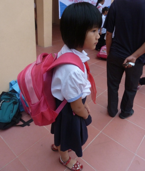 Có nhiều đứa trẻ phải đeo chiếc cặp sách gần bằng 1/6 trọng lượng cơ thể. CHÙM ẢNH: HỌC SINH TIỂU HỌC XÀI ĐIỆN THOẠI ĐẮT TIỀN TEEN SÀI THÀNH GIAN NAN "VƯỢT SÔNG" ĐẾN TRƯỜNG CHÙM ẢNH: NỮ SINH SƯ PHẠM TỎA SÁNG KHOE DÁNG NGỌC