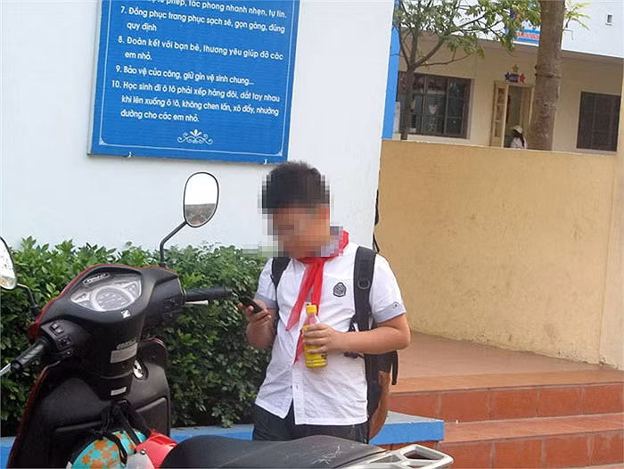 Phụ huynh khó có thể kiểm soát được việc sử dụng điện thoại của con mình.