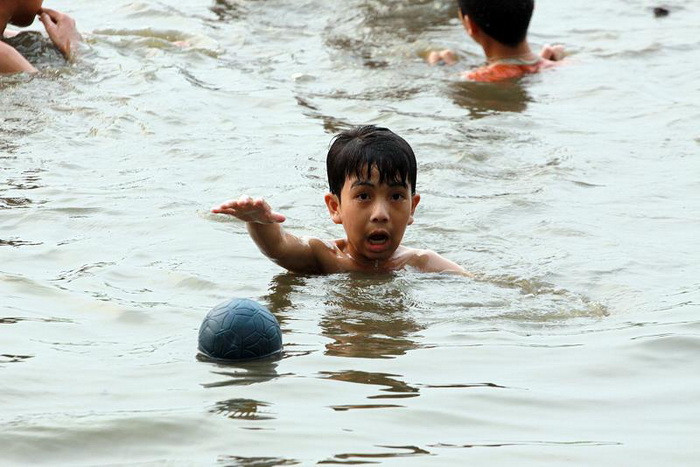 Vẫn biết, trẻ em nông thôn tắm ở sông hồ, ao là chuyện quá bình thường. Mỗi hình ảnh gợi nhớ đến kỷ niệm tuổi thơ bên dòng sông quê hương. Tuy nhiên, hiện nay trên các phương tiện truyền thông đại chúng, nhiều trẻ em chết đuối do tắm kênh, rạch, sông hồ ở nhiều địa phương. Một vấn đề đặt ra là liệu trẻ em sống ở nông thôn đến bao giờ mới có bể bơi sạch và an toàn để tắm thì còn chưa dám nghĩ đến…