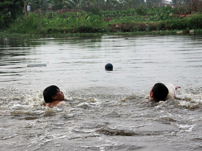 Nhảy lộn, nghịch bóng thậm chí là đứng lên vai bạn và nhào lộn đáp một cách thích thú.