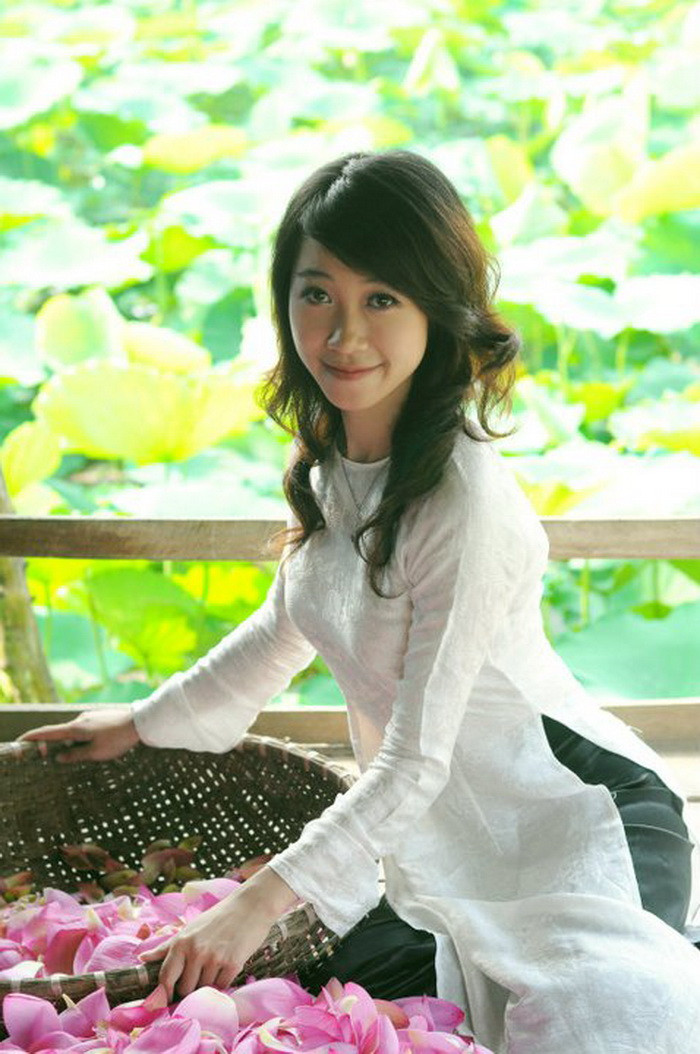 Cùng ngắm cô phóng viên năng động, nhưng cũng rất dịu dàng, nữ tính đáng yêu trong tà áo dài nhé! Cùng ngắm cô phóng viên năng động, nhưng cũng rất dịu dàng, nữ tính đáng yêu trong tà áo dài nhé!