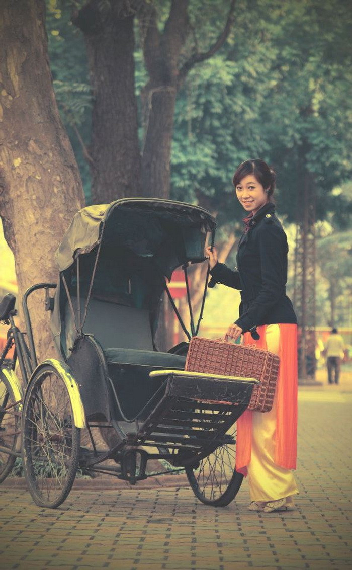 E ấp, thanh lịch trong tà áo dài. E ấp, thanh lịch trong tà áo dài.