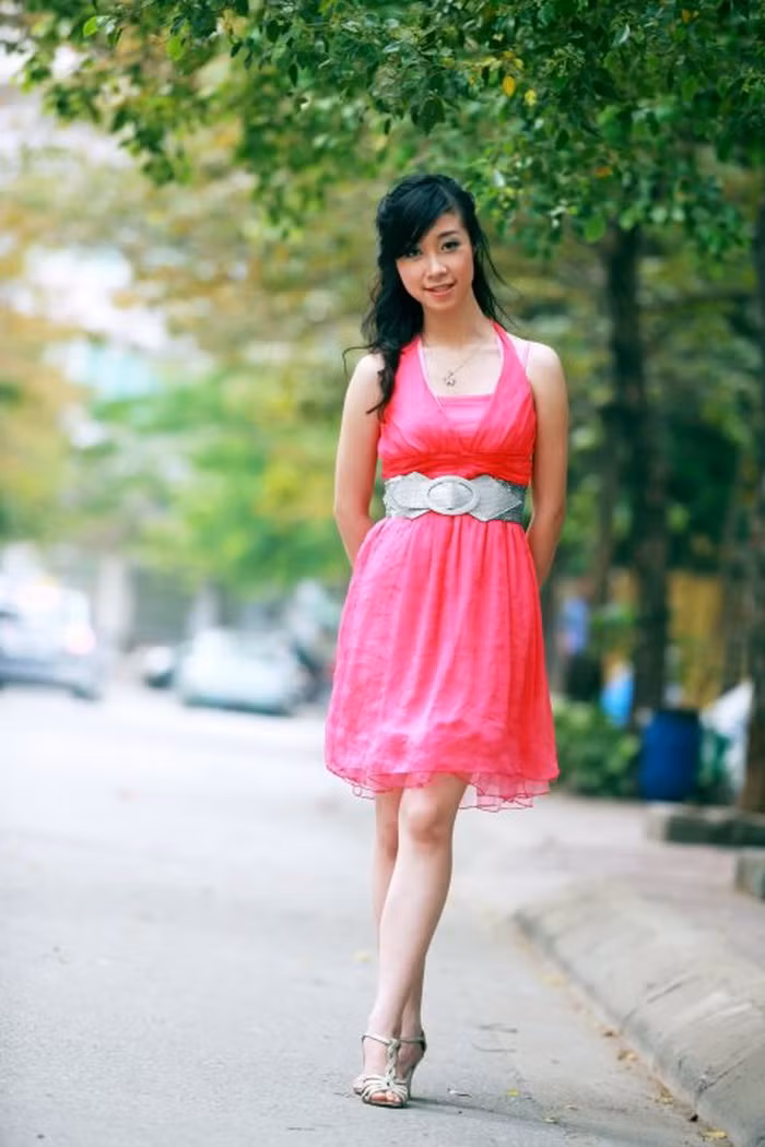 Hay năng động, trẻ trung, cá tính trong những bộ váy hiện đại.