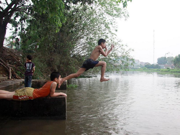 Phi người từ trên bậc xuống hồ đầy nghệ thuật, thậm chí hô cùng nhảy 1 lúc.