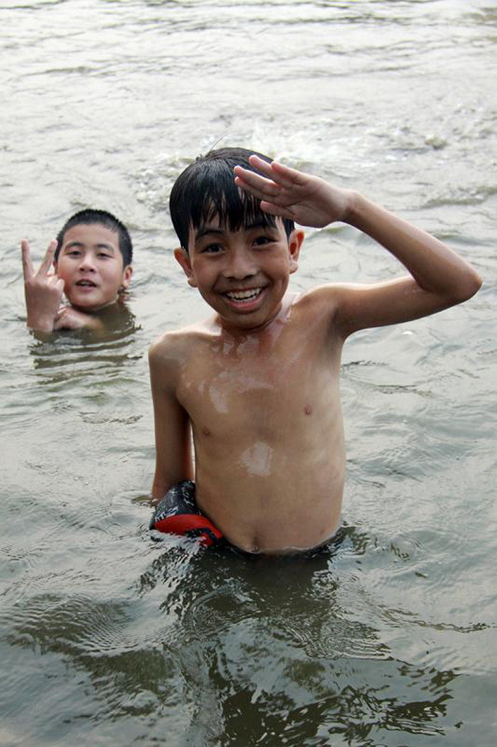 Tuy nhiên, nước ao đục, thả bèo và chủ yếu người dân sử dụng để rửa chân tay, dụng cụ làm đồng. Khi được hỏi, hầu hết lũ trẻ đều trả lời rằng tắm ở hồ của làng mát hơn và đều hồn nhiên tươi cười khoe đều biết bơi rất giỏi.