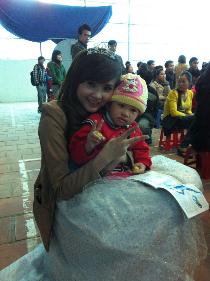 Không những xinh đẹp, có nhiều tài lẻ, Khánh Chi còn có niềm đam mê tình nguyện và yêu thích trẻ con. Khánh Chi bộc bạch ngay từ cấp 2, cấp 3 Chi đã yêu thích các hoạt động tình nguyện. Lên đại học, Chi tham gia CLB Tình nguyện ở trường, chương trình hiến máu nhân đạo và mang âm nhạc đến bệnh viện Không những xinh đẹp, có nhiều tài lẻ, Khánh Chi còn có niềm đam mê tình nguyện và yêu thích trẻ con. Khánh Chi bộc bạch ngay từ cấp 2, cấp 3 Chi đã yêu thích các hoạt động tình nguyện. Lên đại học, Chi tham gia CLB Tình nguyện ở trường, chương trình hiến máu nhân đạo và mang âm nhạc đến bệnh viện