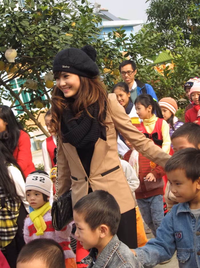 Khánh Chi nhí nhảnh tham gia chương trình tình nguyện "Giáng sinh cho em lần 2" của trường ĐH Văn hóa ttrong dịp lễ Giáng sinh vừa qua Khánh Chi nhí nhảnh tham gia chương trình tình nguyện "Giáng sinh cho em lần 2" của trường ĐH Văn hóa ttrong dịp lễ Giáng sinh vừa qua