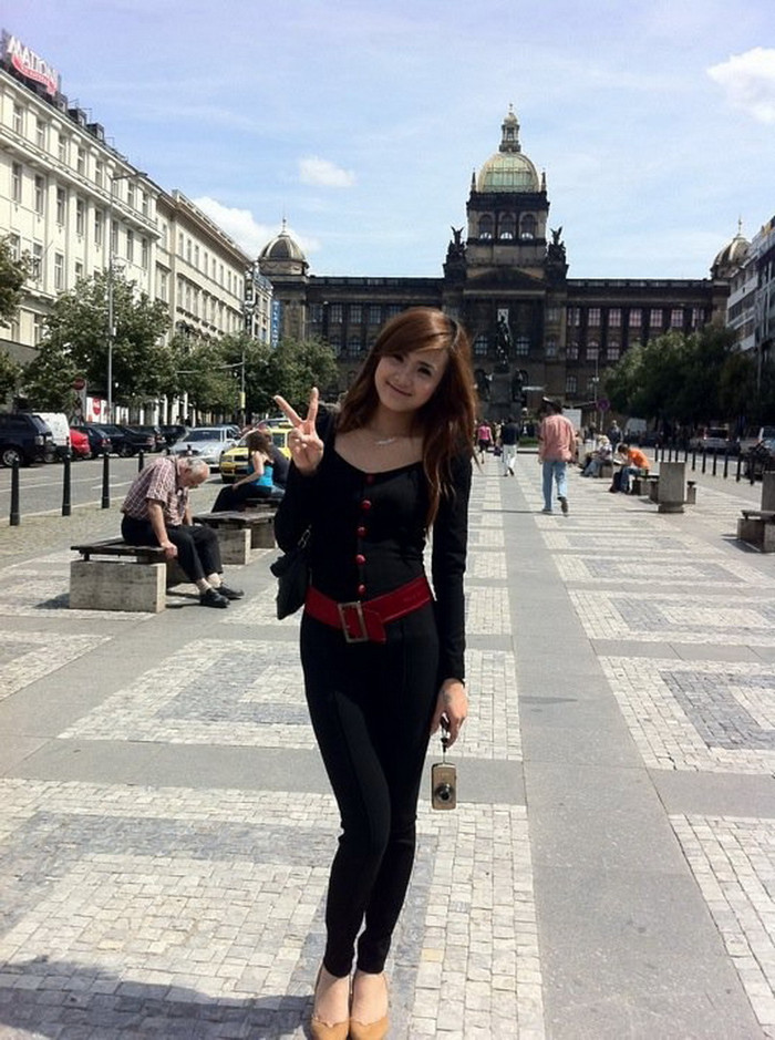 Sau khi đăng quang, Khánh Chi có cơ hội sang Châu Âu, Campuchia để biểu diễn. Chuyến đi đã để lại nhiều kỷ niệm, ấn tượng cho cô sinh viên xinh đẹp này Sau khi đăng quang, Khánh Chi có cơ hội sang Châu Âu, Campuchia để biểu diễn. Chuyến đi đã để lại nhiều kỷ niệm, ấn tượng cho cô sinh viên xinh đẹp này