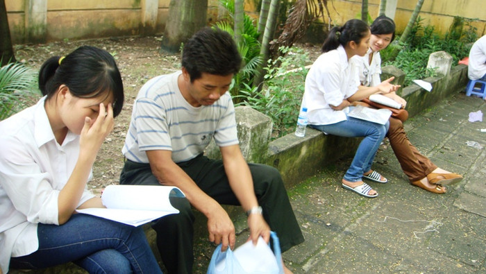 Nhà trọ ở quá xa, hai bố con đành ngồi chỗ râm mát trước cổng trường nghỉ ngơi. Xem đáp án ĐH Khối A, môn Vật lí - Xem đáp án ĐH Khối A, môn Toán - Xem đáp án DH Khối A, môn Hóa - Xem đáp án môn Ngoại ngữ Khối A1 Nhà trọ ở quá xa, hai bố con đành ngồi chỗ râm mát trước cổng trường nghỉ ngơi. Xem đáp án ĐH Khối A, môn Vật lí - Xem đáp án ĐH Khối A, môn Toán - Xem đáp án DH Khối A, môn Hóa - Xem đáp án môn Ngoại ngữ Khối A1