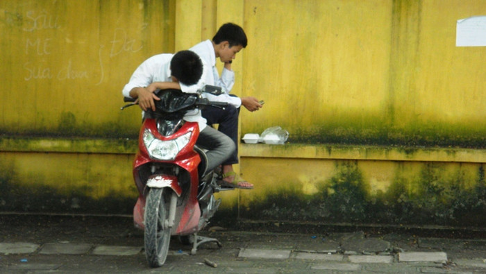 Sĩ tử chợp mắt trên xe máy. Xem đáp án ĐH Khối A, môn Vật lí - Xem đáp án ĐH Khối A, môn Toán - Xem đáp án DH Khối A, môn Hóa - Xem đáp án môn Ngoại ngữ Khối A1 Sĩ tử chợp mắt trên xe máy. Xem đáp án ĐH Khối A, môn Vật lí - Xem đáp án ĐH Khối A, môn Toán - Xem đáp án DH Khối A, môn Hóa - Xem đáp án môn Ngoại ngữ Khối A1