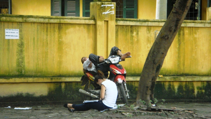 Bố tranh thủ chợp mắt, con tranh thủ ôn bài dưới gốc cây. Xem đáp án ĐH Khối A, môn Vật lí - Xem đáp án ĐH Khối A, môn Toán - Xem đáp án DH Khối A, môn Hóa - Xem đáp án môn Ngoại ngữ Khối A1 Bố tranh thủ chợp mắt, con tranh thủ ôn bài dưới gốc cây. Xem đáp án ĐH Khối A, môn Vật lí - Xem đáp án ĐH Khối A, môn Toán - Xem đáp án DH Khối A, môn Hóa - Xem đáp án môn Ngoại ngữ Khối A1