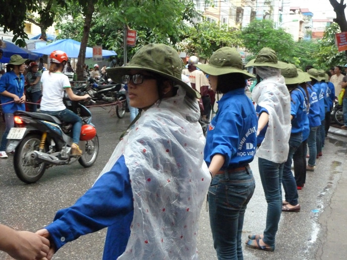 Sinh viên tình nguyện Ngoại giao sẵn sàng đội mưa hỗ trợ phân làn đường trong ba ngày thi đại học. Xem đáp án môn Vật lí - Xem đáp án môn Toán - Xem đáp án môn Hóa - Xem đáp án môn Ngoại ngữ Khối A1