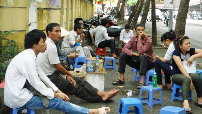 Không ít phụ huynh lo lắng, bồn chồn cho kết quả thi của con. Xem đáp án ĐH Khối A, môn Vật lí - Xem đáp án ĐH Khối A, môn Toán - Xem đáp án DH Khối A, môn Hóa - Xem đáp án môn Ngoại ngữ Khối A1 Không ít phụ huynh lo lắng, bồn chồn cho kết quả thi của con. Xem đáp án ĐH Khối A, môn Vật lí - Xem đáp án ĐH Khối A, môn Toán - Xem đáp án DH Khối A, môn Hóa - Xem đáp án môn Ngoại ngữ Khối A1