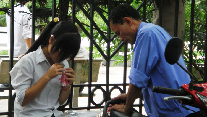 Bố nhường con hộp sữa, động viên con chiều thi thật tốt. Xem đáp án ĐH Khối A, môn Vật lí - Xem đáp án ĐH Khối A, môn Toán - Xem đáp án DH Khối A, môn Hóa - Xem đáp án môn Ngoại ngữ Khối A1 Bố nhường con hộp sữa, động viên con chiều thi thật tốt. Xem đáp án ĐH Khối A, môn Vật lí - Xem đáp án ĐH Khối A, môn Toán - Xem đáp án DH Khối A, môn Hóa - Xem đáp án môn Ngoại ngữ Khối A1