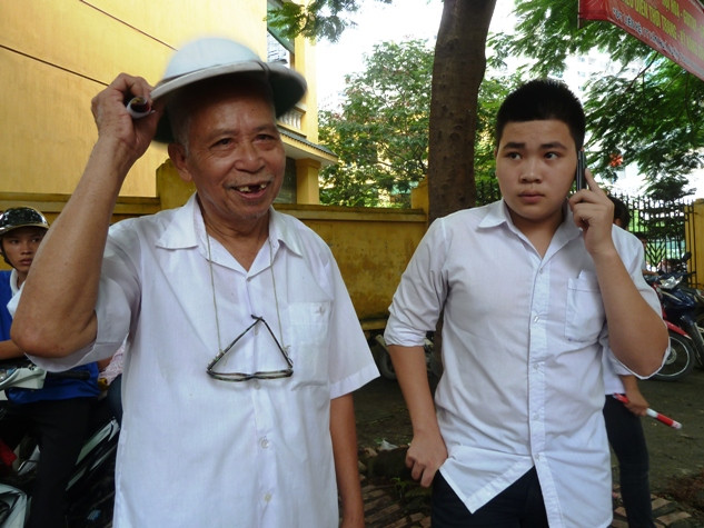 Cụ Dương Đức Kiên mặc dù năm nay đã 82 tuổi nhưng vẫn đồng hành cùng cháu đi thi đại học (ảnh Kim Ngân). Cụ Dương Đức Kiên mặc dù năm nay đã 82 tuổi nhưng vẫn đồng hành cùng cháu đi thi đại học (ảnh Kim Ngân).