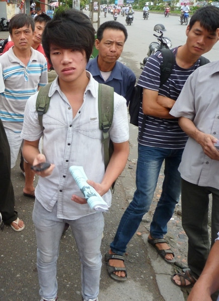 Thí sinh Phạm Anh Tuấn (Vũ Thư, Thái Bình) buồn rầu, lo lắng vì bỏ lỡ kỳ thi. Thí sinh Phạm Anh Tuấn (Vũ Thư, Thái Bình) buồn rầu, lo lắng vì bỏ lỡ kỳ thi.