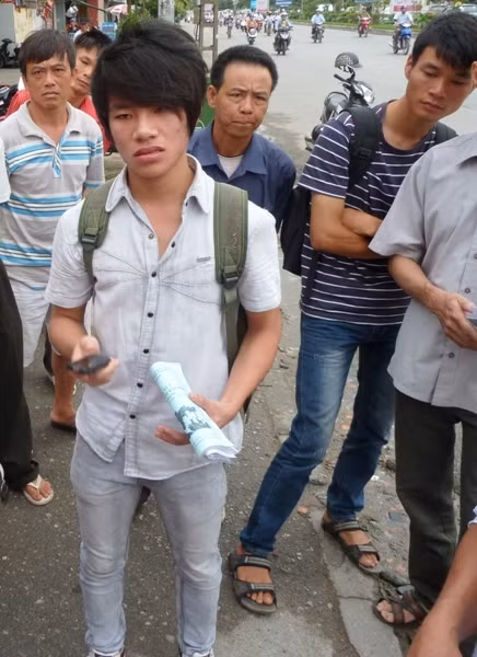 Thí sinh Phạm Anh Tuấn (Vũ Thư, Thái Bình) buồn rầu, lo lắng vì bỏ lỡ kỳ thi.