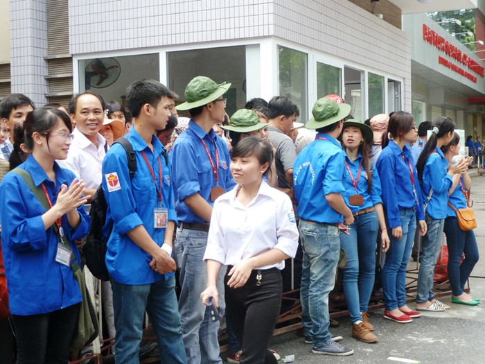 Vỗ tay chúc mừng các thí sinh sau khi hoàn thành bài thi tại cổng Trường ĐH Ngoại thương. Xem đáp án môn Vật lí - Xem đáp án môn Toán - Xem đáp án môn Hóa - Xem đáp án môn Ngoại ngữ Khối A1