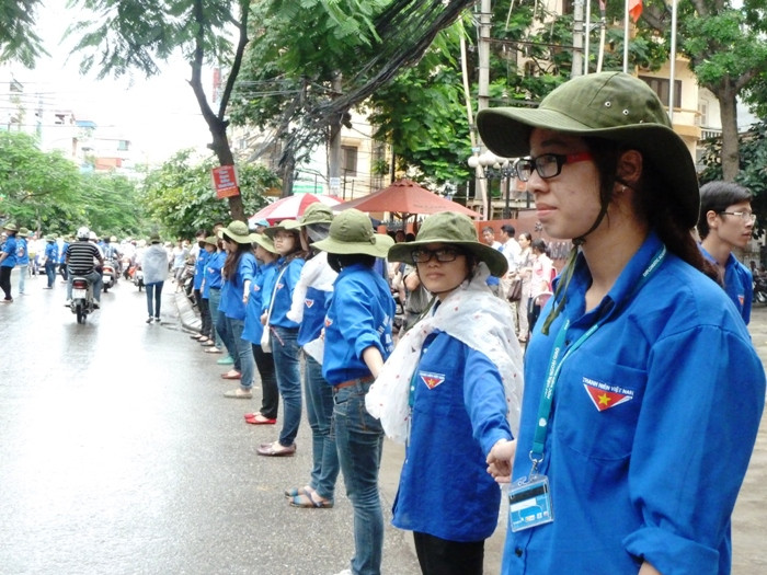 Mặc dù những cơn mưa bất chợt làm ướt áo nhưng các “chiến sỹ áo xanh” nhưng họ vẫn vui vẻ, nhiệt tình hỗ trợ lực lượng công an phân làn đường, hướng dẫn thí sinh. Xem đáp án môn Vật lí - Xem đáp án môn Toán - Xem đáp án môn Hóa - Xem đáp án môn Ngoại ngữ Khối A1
