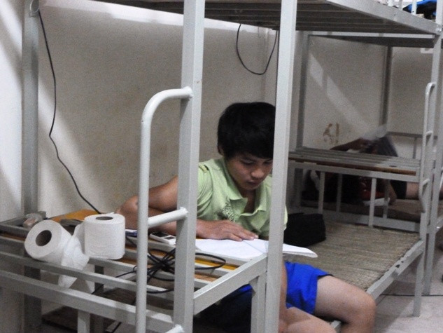 Ở KTX Bách Khoa, nhiều sĩ tử vẫn chăm chỉ ôn qua kiến thức trước giờ thi. Ở KTX Bách Khoa, nhiều sĩ tử vẫn chăm chỉ ôn qua kiến thức trước giờ thi.