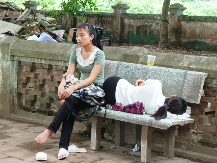 Hai chị em đến từ Nam Định. Cô em gái là sinh viên năm nhất ĐH Y Hà Nội, đang “canh” giấc ngủ trưa cho chị gái thi Khoa Kinh tế Đối ngoại, ĐH Ngoại thương. Em nói, mang máy tính cho chị, cùng ăn cơm với chị và đợi sau khi chị vào phòng thi mới về. XEM ĐÁP ÁN CHÍNH THỨC CỦA BỘ GIÁO DỤC: TOÀN BỘ ĐÁP ÁN ĐH KHỐI B 2012 - TOÀN BỘ ĐÁP ÁN ĐH KHỐI A 2012 - TOÀN BỘ ĐÁP ÁN ĐH TOÁN, VĂN KHỐI D 2012 - TOÀN BỘ ĐÁP ÁN ĐH KHỐI C 2012 - ĐÁP ÁN ĐH CÁC MÔN NGOẠI NGỮ KHỐI D 2012 Hai chị em đến từ Nam Định. Cô em gái là sinh viên năm nhất ĐH Y Hà Nội, đang “canh” giấc ngủ trưa cho chị gái thi Khoa Kinh tế Đối ngoại, ĐH Ngoại thương. Em nói, mang máy tính cho chị, cùng ăn cơm với chị và đợi sau khi chị vào phòng thi mới về. XEM ĐÁP ÁN CHÍNH THỨC CỦA BỘ GIÁO DỤC: TOÀN BỘ ĐÁP ÁN ĐH KHỐI B 2012 - TOÀN BỘ ĐÁP ÁN ĐH KHỐI A 2012 - TOÀN BỘ ĐÁP ÁN ĐH TOÁN, VĂN KHỐI D 2012 - TOÀN BỘ ĐÁP ÁN ĐH KHỐI C 2012 - ĐÁP ÁN ĐH CÁC MÔN NGOẠI NGỮ KHỐI D 2012