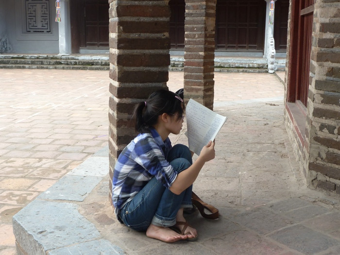 Em Phạm Hương (Thái Thụy, Thái Bình) dự thi khối D, Khoa Kinh tế, ĐH Ngoại thương Hà Nội cho biết đang xem lại kiến thức Toán cho yên tâm hơn. Sáng nay, em làm bài bình thường, tự tin khoảng 70%. “Chiều nay thi Toán, em thấy tự tin và đỡ hồi hộp hơn thi Văn sáng nay. Em ở nhờ nhà bác ở Ngã Tư Sở, xa quá, không kịp về nhà nên em vào đây ngồi nghỉ cho tiện. Em muốn nghỉ gần trường vì đỡ đi lại xa, ảnh hưởng đến tâm lý”, Hương nói. XEM ĐÁP ÁN CHÍNH THỨC CỦA BỘ GIÁO DỤC: TOÀN BỘ ĐÁP ÁN ĐH KHỐI B 2012 - TOÀN BỘ ĐÁP ÁN ĐH KHỐI A 2012 - TOÀN BỘ ĐÁP ÁN ĐH TOÁN, VĂN KHỐI D 2012 - TOÀN BỘ ĐÁP ÁN ĐH KHỐI C 2012 - ĐÁP ÁN ĐH CÁC MÔN NGOẠI NGỮ KHỐI D 2012 Em Phạm Hương (Thái Thụy, Thái Bình) dự thi khối D, Khoa Kinh tế, ĐH Ngoại thương Hà Nội cho biết đang xem lại kiến thức Toán cho yên tâm hơn. Sáng nay, em làm bài bình thường, tự tin khoảng 70%. “Chiều nay thi Toán, em thấy tự tin và đỡ hồi hộp hơn thi Văn sáng nay. Em ở nhờ nhà bác ở Ngã Tư Sở, xa quá, không kịp về nhà nên em vào đây ngồi nghỉ cho tiện. Em muốn nghỉ gần trường vì đỡ đi lại xa, ảnh hưởng đến tâm lý”, Hương nói. XEM ĐÁP ÁN CHÍNH THỨC CỦA BỘ GIÁO DỤC: TOÀN BỘ ĐÁP ÁN ĐH KHỐI B 2012 - TOÀN BỘ ĐÁP ÁN ĐH KHỐI A 2012 - TOÀN BỘ ĐÁP ÁN ĐH TOÁN, VĂN KHỐI D 2012 - TOÀN BỘ ĐÁP ÁN ĐH KHỐI C 2012 - ĐÁP ÁN ĐH CÁC MÔN NGOẠI NGỮ KHỐI D 2012