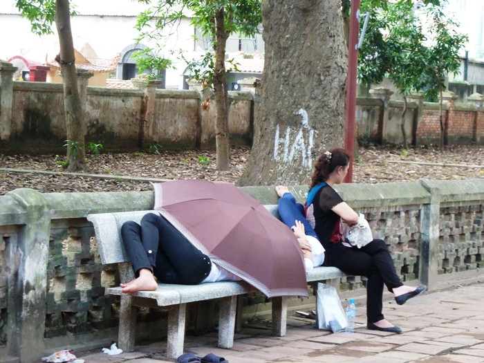 Người mẹ này nhường ghế đá cho con chợp mắt ít phút lấy lại sức khỏe cho môn thi chiều. XEM ĐÁP ÁN CHÍNH THỨC CỦA BỘ GIÁO DỤC: TOÀN BỘ ĐÁP ÁN ĐH KHỐI B 2012 - TOÀN BỘ ĐÁP ÁN ĐH KHỐI A 2012 - TOÀN BỘ ĐÁP ÁN ĐH TOÁN, VĂN KHỐI D 2012 - TOÀN BỘ ĐÁP ÁN ĐH KHỐI C 2012 - ĐÁP ÁN ĐH CÁC MÔN NGOẠI NGỮ KHỐI D 2012 Người mẹ này nhường ghế đá cho con chợp mắt ít phút lấy lại sức khỏe cho môn thi chiều. XEM ĐÁP ÁN CHÍNH THỨC CỦA BỘ GIÁO DỤC: TOÀN BỘ ĐÁP ÁN ĐH KHỐI B 2012 - TOÀN BỘ ĐÁP ÁN ĐH KHỐI A 2012 - TOÀN BỘ ĐÁP ÁN ĐH TOÁN, VĂN KHỐI D 2012 - TOÀN BỘ ĐÁP ÁN ĐH KHỐI C 2012 - ĐÁP ÁN ĐH CÁC MÔN NGOẠI NGỮ KHỐI D 2012