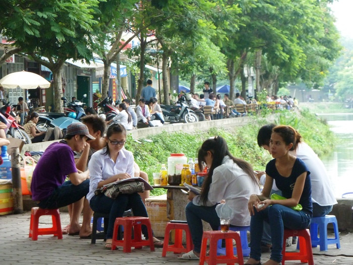 Nhiều thí sinh ghé quán nước để nghỉ ngơi, ôn lại kiến thức vì đây là kỳ thi quan trọng nên trên gương mặt của thí sinh, người nhà thí sinh đều thể hiện sự lo lắng, sốt ruột. XEM ĐÁP ÁN CHÍNH THỨC CỦA BỘ GIÁO DỤC: TOÀN BỘ ĐÁP ÁN ĐH KHỐI B 2012 - TOÀN BỘ ĐÁP ÁN ĐH KHỐI A 2012 - TOÀN BỘ ĐÁP ÁN ĐH TOÁN, VĂN KHỐI D 2012 - TOÀN BỘ ĐÁP ÁN ĐH KHỐI C 2012 - ĐÁP ÁN ĐH CÁC MÔN NGOẠI NGỮ KHỐI D 2012 Nhiều thí sinh ghé quán nước để nghỉ ngơi, ôn lại kiến thức vì đây là kỳ thi quan trọng nên trên gương mặt của thí sinh, người nhà thí sinh đều thể hiện sự lo lắng, sốt ruột. XEM ĐÁP ÁN CHÍNH THỨC CỦA BỘ GIÁO DỤC: TOÀN BỘ ĐÁP ÁN ĐH KHỐI B 2012 - TOÀN BỘ ĐÁP ÁN ĐH KHỐI A 2012 - TOÀN BỘ ĐÁP ÁN ĐH TOÁN, VĂN KHỐI D 2012 - TOÀN BỘ ĐÁP ÁN ĐH KHỐI C 2012 - ĐÁP ÁN ĐH CÁC MÔN NGOẠI NGỮ KHỐI D 2012