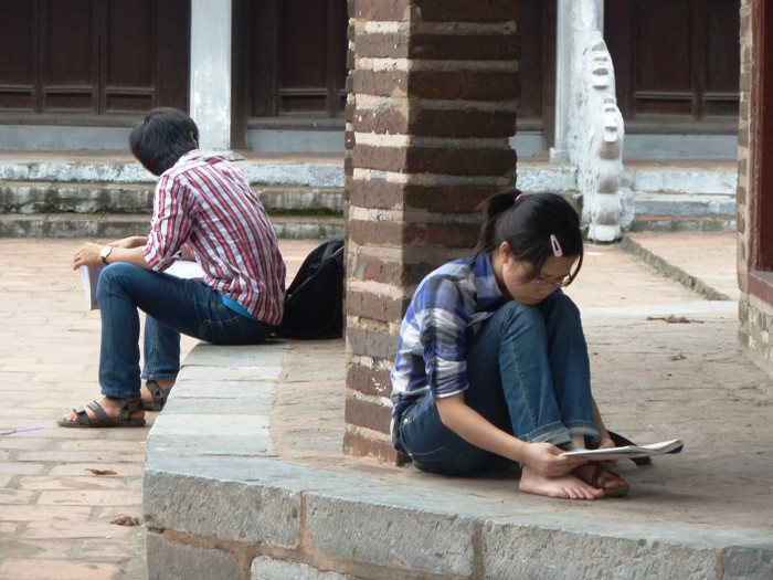 Gốc cây, cột chùa, ghế đá trong ngôi chùa Láng (Hà Nội) là nơi mà người nhà thí sinh và sĩ tử tìm đến để nghỉ ngơi sau khi ăn cơm trưa. XEM ĐÁP ÁN CHÍNH THỨC CỦA BỘ GIÁO DỤC: TOÀN BỘ ĐÁP ÁN ĐH KHỐI B 2012 - TOÀN BỘ ĐÁP ÁN ĐH KHỐI A 2012 - TOÀN BỘ ĐÁP ÁN ĐH TOÁN, VĂN KHỐI D 2012 - TOÀN BỘ ĐÁP ÁN ĐH KHỐI C 2012 - ĐÁP ÁN ĐH CÁC MÔN NGOẠI NGỮ KHỐI D 2012 Gốc cây, cột chùa, ghế đá trong ngôi chùa Láng (Hà Nội) là nơi mà người nhà thí sinh và sĩ tử tìm đến để nghỉ ngơi sau khi ăn cơm trưa. XEM ĐÁP ÁN CHÍNH THỨC CỦA BỘ GIÁO DỤC: TOÀN BỘ ĐÁP ÁN ĐH KHỐI B 2012 - TOÀN BỘ ĐÁP ÁN ĐH KHỐI A 2012 - TOÀN BỘ ĐÁP ÁN ĐH TOÁN, VĂN KHỐI D 2012 - TOÀN BỘ ĐÁP ÁN ĐH KHỐI C 2012 - ĐÁP ÁN ĐH CÁC MÔN NGOẠI NGỮ KHỐI D 2012