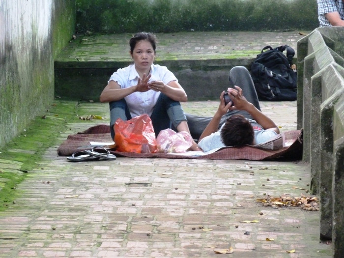 Còn hai mẹ con đến từ Phúc Thọ (Hà Nội) kiếm được chiếc chiếu cũ trải ra, đặt lưng nằm tạm giữa trưa nắng. Người mẹ này tâm sự rằng, ở nhà người quen trên chợ Mỹ Đình, cách đến 5 – 6 cây số nên không dám về nhà sợ tắc đường, không nghỉ ngơi, ăn xong lại đi ngay để kịp giờ thi. “Cũng may tìm thấy chỗ trong chùa, hai mẹ con tranh thủ ăn cơm bụi rồi vào đây ngồi nghỉ để chiều cháu thi tiếp”. XEM ĐÁP ÁN CHÍNH THỨC CỦA BỘ GIÁO DỤC: TOÀN BỘ ĐÁP ÁN ĐH KHỐI B 2012 - TOÀN BỘ ĐÁP ÁN ĐH KHỐI A 2012 - TOÀN BỘ ĐÁP ÁN ĐH TOÁN, VĂN KHỐI D 2012 - TOÀN BỘ ĐÁP ÁN ĐH KHỐI C 2012 - ĐÁP ÁN ĐH CÁC MÔN NGOẠI NGỮ KHỐI D 2012 Còn hai mẹ con đến từ Phúc Thọ (Hà Nội) kiếm được chiếc chiếu cũ trải ra, đặt lưng nằm tạm giữa trưa nắng. Người mẹ này tâm sự rằng, ở nhà người quen trên chợ Mỹ Đình, cách đến 5 – 6 cây số nên không dám về nhà sợ tắc đường, không nghỉ ngơi, ăn xong lại đi ngay để kịp giờ thi. “Cũng may tìm thấy chỗ trong chùa, hai mẹ con tranh thủ ăn cơm bụi rồi vào đây ngồi nghỉ để chiều cháu thi tiếp”. XEM ĐÁP ÁN CHÍNH THỨC CỦA BỘ GIÁO DỤC: TOÀN BỘ ĐÁP ÁN ĐH KHỐI B 2012 - TOÀN BỘ ĐÁP ÁN ĐH KHỐI A 2012 - TOÀN BỘ ĐÁP ÁN ĐH TOÁN, VĂN KHỐI D 2012 - TOÀN BỘ ĐÁP ÁN ĐH KHỐI C 2012 - ĐÁP ÁN ĐH CÁC MÔN NGOẠI NGỮ KHỐI D 2012