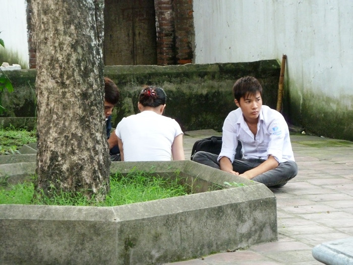 Chị chia sẻ thêm, người mẹ nào chẳng lo cho con, thấy con thi, mẹ cũng hồi hộp. “Chưa thấy con ra phòng thi mà các bạn ra gần hết lại đâm lo, nghĩ không biết nó làm được bài không. Đưa cháu đi thi, cũng chỉ mong con khỏe, con đỗ đạt là mừng”, chị khẽ nói. XEM ĐÁP ÁN CHÍNH THỨC CỦA BỘ GIÁO DỤC: TOÀN BỘ ĐÁP ÁN ĐH KHỐI B 2012 - TOÀN BỘ ĐÁP ÁN ĐH KHỐI A 2012 - TOÀN BỘ ĐÁP ÁN ĐH TOÁN, VĂN KHỐI D 2012 - TOÀN BỘ ĐÁP ÁN ĐH KHỐI C 2012 - ĐÁP ÁN ĐH CÁC MÔN NGOẠI NGỮ KHỐI D 2012 Chị chia sẻ thêm, người mẹ nào chẳng lo cho con, thấy con thi, mẹ cũng hồi hộp. “Chưa thấy con ra phòng thi mà các bạn ra gần hết lại đâm lo, nghĩ không biết nó làm được bài không. Đưa cháu đi thi, cũng chỉ mong con khỏe, con đỗ đạt là mừng”, chị khẽ nói. XEM ĐÁP ÁN CHÍNH THỨC CỦA BỘ GIÁO DỤC: TOÀN BỘ ĐÁP ÁN ĐH KHỐI B 2012 - TOÀN BỘ ĐÁP ÁN ĐH KHỐI A 2012 - TOÀN BỘ ĐÁP ÁN ĐH TOÁN, VĂN KHỐI D 2012 - TOÀN BỘ ĐÁP ÁN ĐH KHỐI C 2012 - ĐÁP ÁN ĐH CÁC MÔN NGOẠI NGỮ KHỐI D 2012