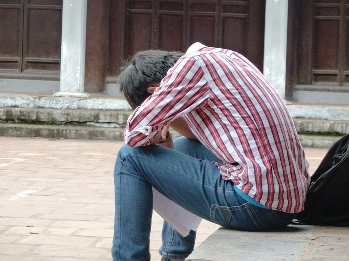 Thí sinh thi ĐH Ngoại thương tranh thủ ôn bài trong giờ nghỉ trưa tại chùa, thỉnh thoảng gục xuống chợp mắt sau buổi thi 3 tiếng sáng nay. XEM ĐÁP ÁN CHÍNH THỨC CỦA BỘ GIÁO DỤC: TOÀN BỘ ĐÁP ÁN ĐH KHỐI B 2012 - TOÀN BỘ ĐÁP ÁN ĐH KHỐI A 2012 - TOÀN BỘ ĐÁP ÁN ĐH TOÁN, VĂN KHỐI D 2012 - TOÀN BỘ ĐÁP ÁN ĐH KHỐI C 2012 - ĐÁP ÁN ĐH CÁC MÔN NGOẠI NGỮ KHỐI D 2012 Thí sinh thi ĐH Ngoại thương tranh thủ ôn bài trong giờ nghỉ trưa tại chùa, thỉnh thoảng gục xuống chợp mắt sau buổi thi 3 tiếng sáng nay. XEM ĐÁP ÁN CHÍNH THỨC CỦA BỘ GIÁO DỤC: TOÀN BỘ ĐÁP ÁN ĐH KHỐI B 2012 - TOÀN BỘ ĐÁP ÁN ĐH KHỐI A 2012 - TOÀN BỘ ĐÁP ÁN ĐH TOÁN, VĂN KHỐI D 2012 - TOÀN BỘ ĐÁP ÁN ĐH KHỐI C 2012 - ĐÁP ÁN ĐH CÁC MÔN NGOẠI NGỮ KHỐI D 2012