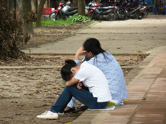 Không tìm được chỗ, hai mẹ con đành... "ngủ ngồi". XEM ĐÁP ÁN CHÍNH THỨC CỦA BỘ GIÁO DỤC: TOÀN BỘ ĐÁP ÁN ĐH KHỐI B 2012 - TOÀN BỘ ĐÁP ÁN ĐH KHỐI A 2012 - TOÀN BỘ ĐÁP ÁN ĐH TOÁN, VĂN KHỐI D 2012 - TOÀN BỘ ĐÁP ÁN ĐH KHỐI C 2012 - ĐÁP ÁN ĐH CÁC MÔN NGOẠI NGỮ KHỐI D 2012 Không tìm được chỗ, hai mẹ con đành... "ngủ ngồi". XEM ĐÁP ÁN CHÍNH THỨC CỦA BỘ GIÁO DỤC: TOÀN BỘ ĐÁP ÁN ĐH KHỐI B 2012 - TOÀN BỘ ĐÁP ÁN ĐH KHỐI A 2012 - TOÀN BỘ ĐÁP ÁN ĐH TOÁN, VĂN KHỐI D 2012 - TOÀN BỘ ĐÁP ÁN ĐH KHỐI C 2012 - ĐÁP ÁN ĐH CÁC MÔN NGOẠI NGỮ KHỐI D 2012