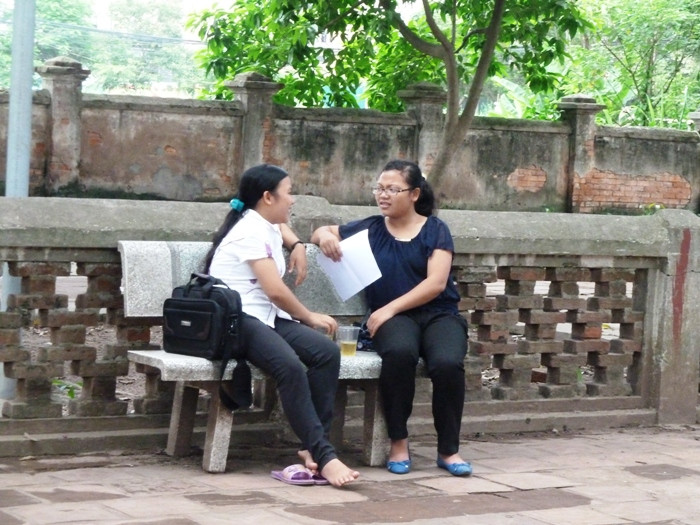 Hai cô bạn cùng phòng cùng cảnh ngộ phải ở lại qua trưa đang trao đổi với nhau về bài làm lúc sáng. XEM ĐÁP ÁN CHÍNH THỨC CỦA BỘ GIÁO DỤC: TOÀN BỘ ĐÁP ÁN ĐH KHỐI B 2012 - TOÀN BỘ ĐÁP ÁN ĐH KHỐI A 2012 - TOÀN BỘ ĐÁP ÁN ĐH TOÁN, VĂN KHỐI D 2012 - TOÀN BỘ ĐÁP ÁN ĐH KHỐI C 2012 - ĐÁP ÁN ĐH CÁC MÔN NGOẠI NGỮ KHỐI D 2012 Hai cô bạn cùng phòng cùng cảnh ngộ phải ở lại qua trưa đang trao đổi với nhau về bài làm lúc sáng. XEM ĐÁP ÁN CHÍNH THỨC CỦA BỘ GIÁO DỤC: TOÀN BỘ ĐÁP ÁN ĐH KHỐI B 2012 - TOÀN BỘ ĐÁP ÁN ĐH KHỐI A 2012 - TOÀN BỘ ĐÁP ÁN ĐH TOÁN, VĂN KHỐI D 2012 - TOÀN BỘ ĐÁP ÁN ĐH KHỐI C 2012 - ĐÁP ÁN ĐH CÁC MÔN NGOẠI NGỮ KHỐI D 2012