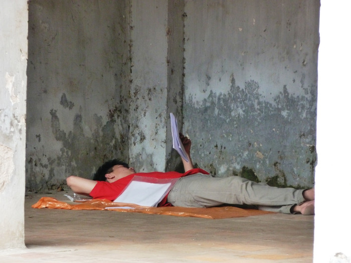 Lấy áo mưa làm chiếu, thí sinh này tranh thủ ngả lưng nghỉ ngơi, nhưng không quên xem lại kiến thức lịch sử. XEM ĐÁP ÁN CHÍNH THỨC CỦA BỘ GIÁO DỤC: TOÀN BỘ ĐÁP ÁN ĐH KHỐI B 2012 - TOÀN BỘ ĐÁP ÁN ĐH KHỐI A 2012 - TOÀN BỘ ĐÁP ÁN ĐH TOÁN, VĂN KHỐI D 2012 - TOÀN BỘ ĐÁP ÁN ĐH KHỐI C 2012 - ĐÁP ÁN ĐH CÁC MÔN NGOẠI NGỮ KHỐI D 2012 Lấy áo mưa làm chiếu, thí sinh này tranh thủ ngả lưng nghỉ ngơi, nhưng không quên xem lại kiến thức lịch sử. XEM ĐÁP ÁN CHÍNH THỨC CỦA BỘ GIÁO DỤC: TOÀN BỘ ĐÁP ÁN ĐH KHỐI B 2012 - TOÀN BỘ ĐÁP ÁN ĐH KHỐI A 2012 - TOÀN BỘ ĐÁP ÁN ĐH TOÁN, VĂN KHỐI D 2012 - TOÀN BỘ ĐÁP ÁN ĐH KHỐI C 2012 - ĐÁP ÁN ĐH CÁC MÔN NGOẠI NGỮ KHỐI D 2012