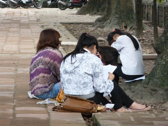 Mẹ tranh thủ gục đầu chợp mắt, con cố gắng đọc qua sự kiện môn Sử vì lo không biết đề Sử có đánh đố hay không, có khó hay không… XEM ĐÁP ÁN CHÍNH THỨC CỦA BỘ GIÁO DỤC: TOÀN BỘ ĐÁP ÁN ĐH KHỐI B 2012 - TOÀN BỘ ĐÁP ÁN ĐH KHỐI A 2012 - TOÀN BỘ ĐÁP ÁN ĐH TOÁN, VĂN KHỐI D 2012 - TOÀN BỘ ĐÁP ÁN ĐH KHỐI C 2012 - ĐÁP ÁN ĐH CÁC MÔN NGOẠI NGỮ KHỐI D 2012 Mẹ tranh thủ gục đầu chợp mắt, con cố gắng đọc qua sự kiện môn Sử vì lo không biết đề Sử có đánh đố hay không, có khó hay không… XEM ĐÁP ÁN CHÍNH THỨC CỦA BỘ GIÁO DỤC: TOÀN BỘ ĐÁP ÁN ĐH KHỐI B 2012 - TOÀN BỘ ĐÁP ÁN ĐH KHỐI A 2012 - TOÀN BỘ ĐÁP ÁN ĐH TOÁN, VĂN KHỐI D 2012 - TOÀN BỘ ĐÁP ÁN ĐH KHỐI C 2012 - ĐÁP ÁN ĐH CÁC MÔN NGOẠI NGỮ KHỐI D 2012