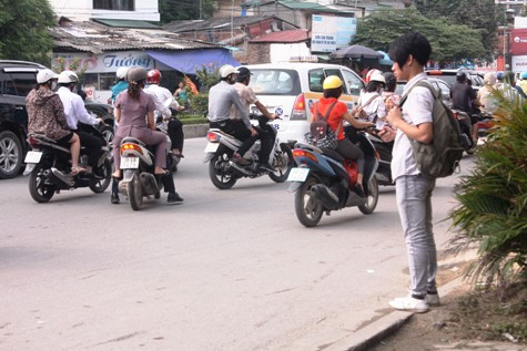 Thí sinh này ngẩn ngơ vì sơ xẩy đi xe buýt đên muộn mà mất đi cơ hội thi đại học. Thí sinh này ngẩn ngơ vì sơ xẩy đi xe buýt đên muộn mà mất đi cơ hội thi đại học.